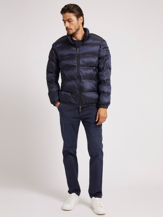 пухкав, който е висок, който е предполагам син