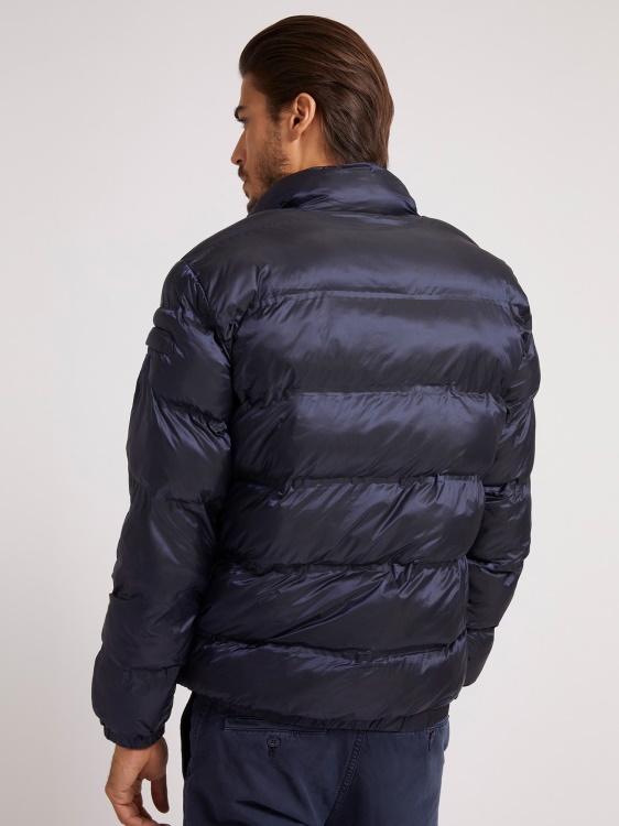 пухкав, който е висок, който е предполагам син