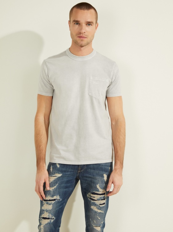 преден джоб на светло сива тениска Guess