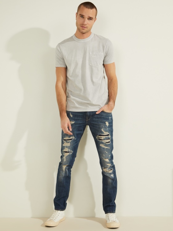 преден джоб на светло сива тениска Guess