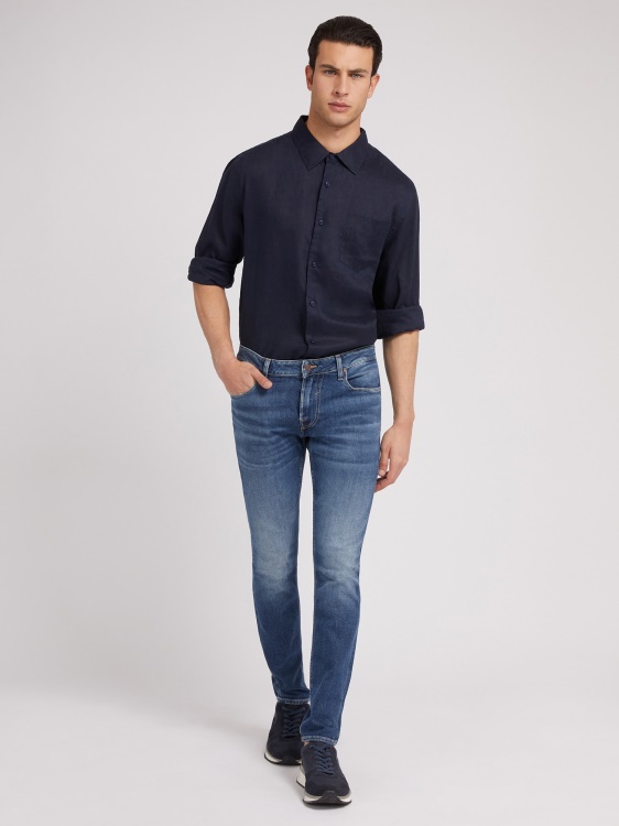 синя ленена риза предположение