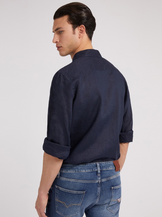 синя ленена риза предположение