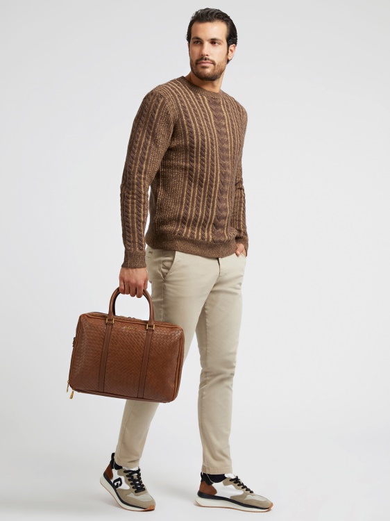 кафява плетена вечерна чанта Guess с каишка