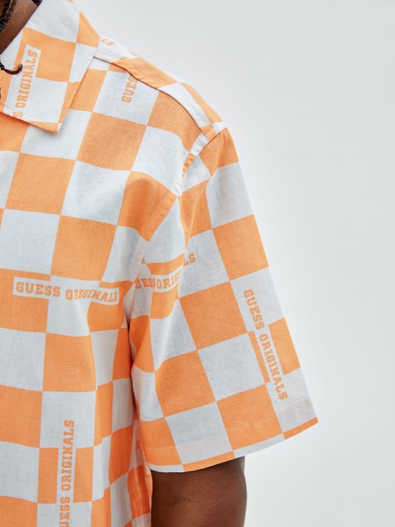 бяла многокарирана риза Guess