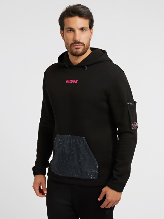 черен костюм Guess отпред с лого