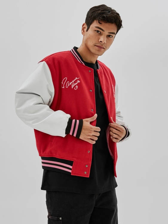 червено бомбардировъчно яке с множество задни щампи Guess