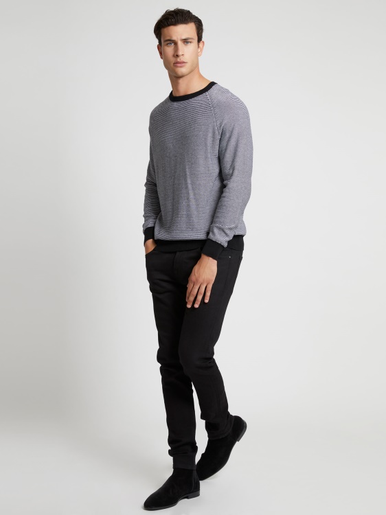 черен раиран пуловер с кръгло деколте Guess