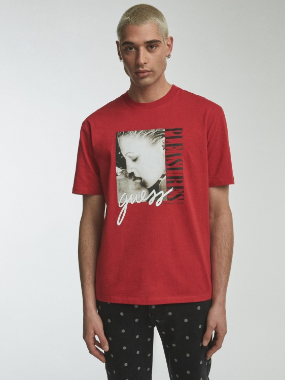 тениска с червена щампа Guess