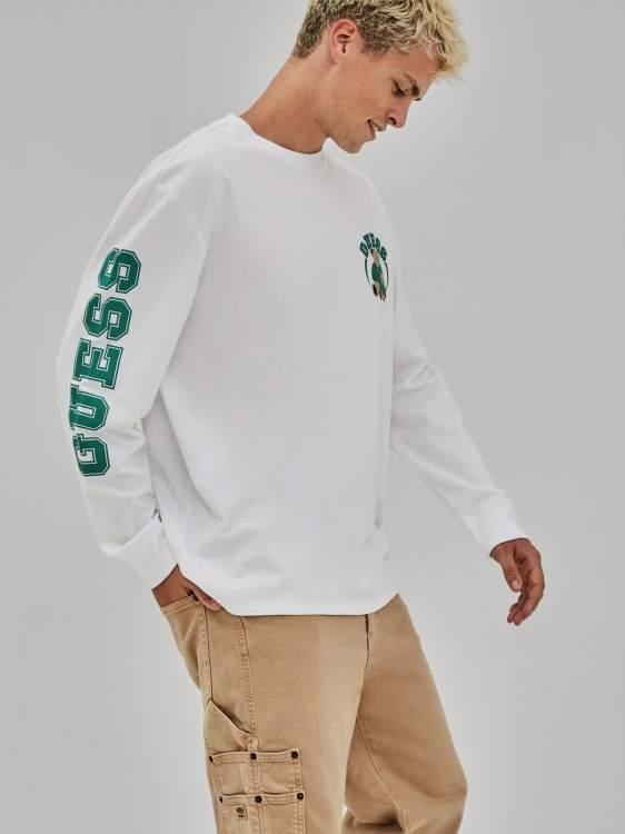 бяла тениска с лого отпред Guess нова тенденция