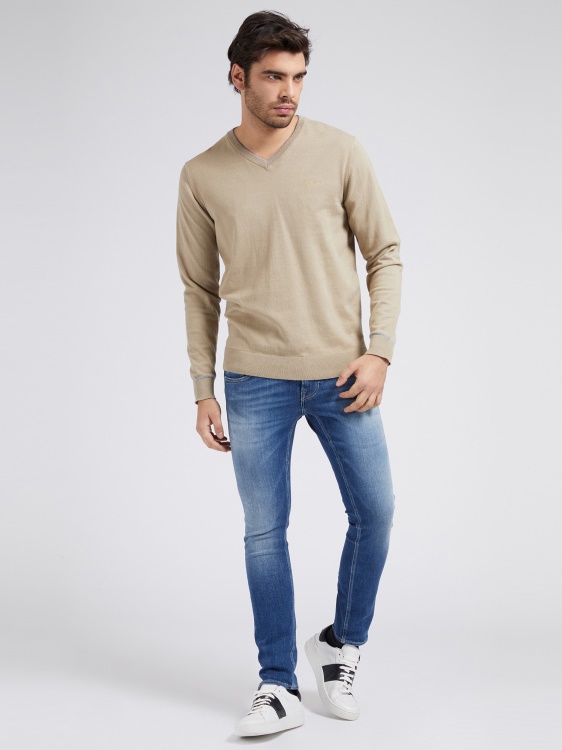 сив еластичен памучен пуловер с в деколте Guess