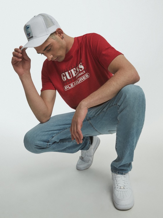 червена тениска с предно лого Guess