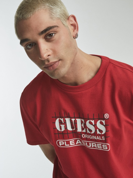 червена тениска с предно лого Guess