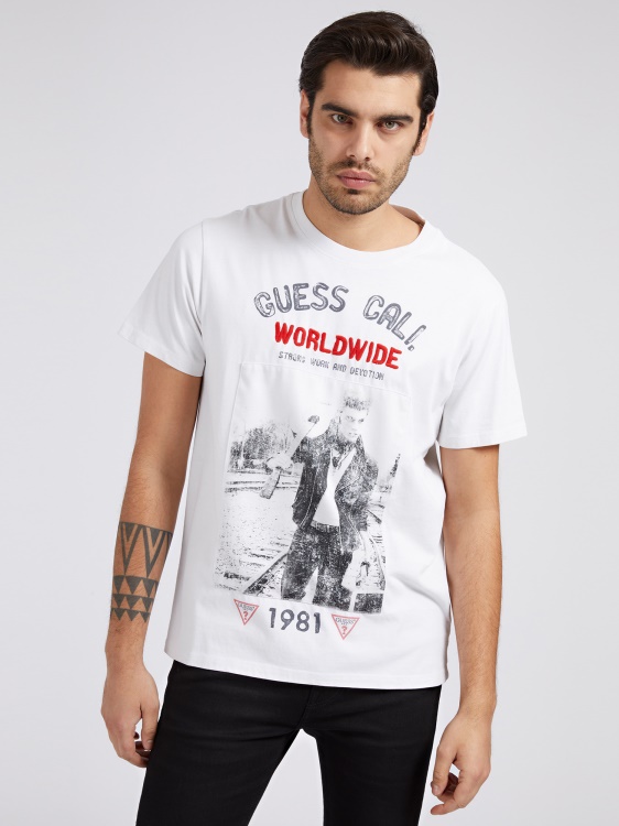 бяла тениска с щампа отпред Guess нова тенденция