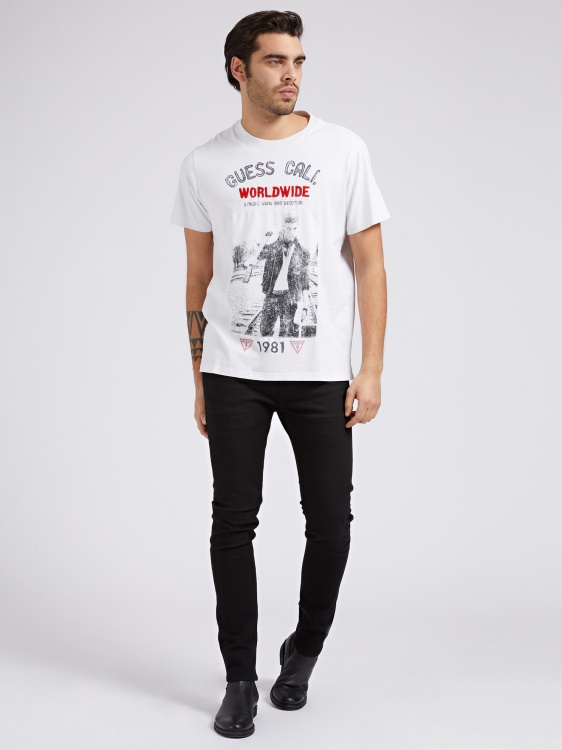 бяла тениска с щампа отпред Guess нова тенденция