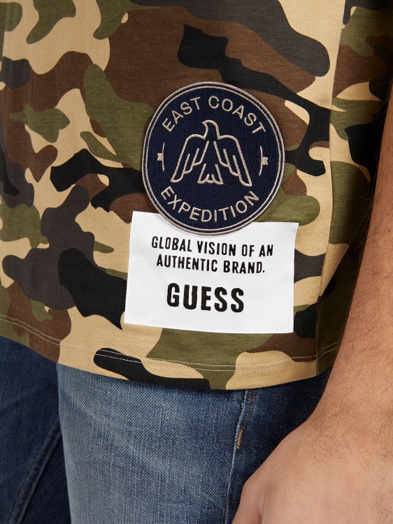 камуфлажна тениска Guess с камуфлажен принт