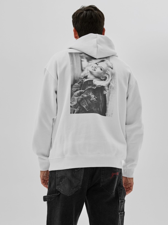 бял суичър с щампа отпред Guess