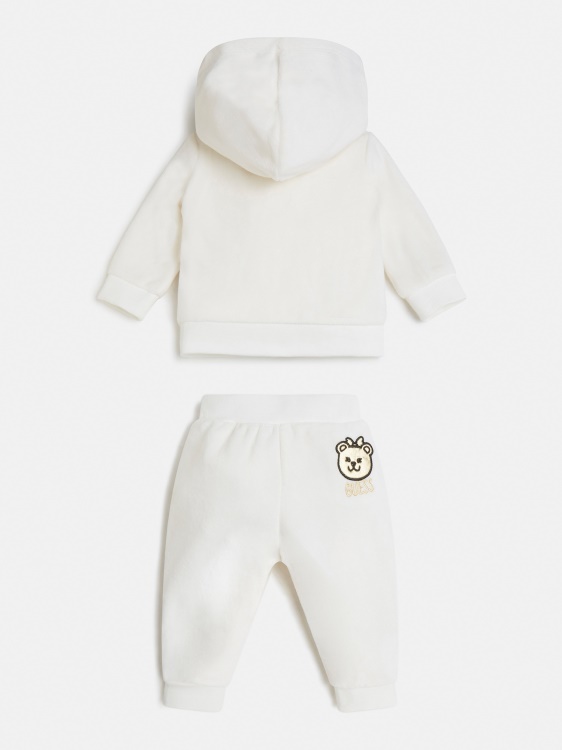 костюм и панталон от шенил бяло предположение