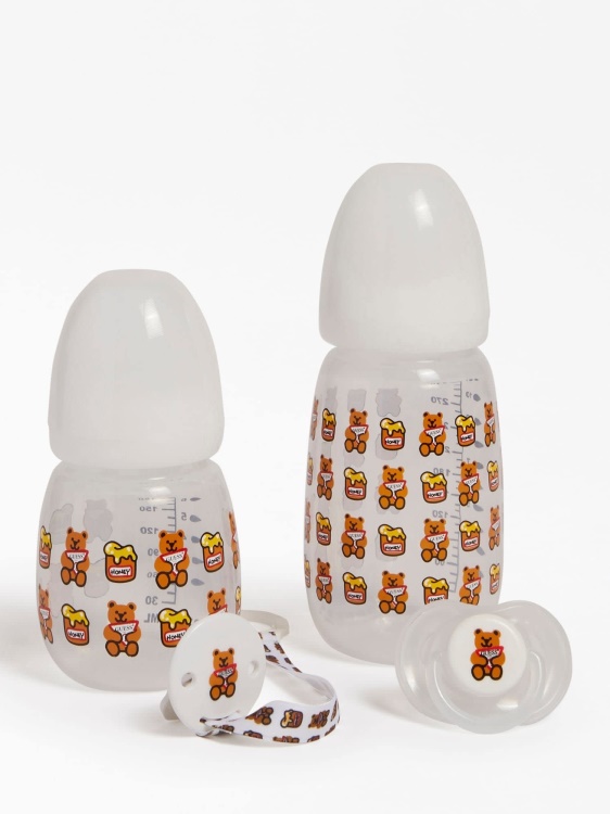 бял многофункционален комплект аксесоари за новородено Guess