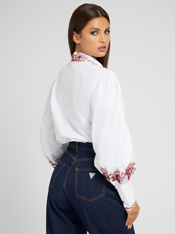 бяла риза Guess с бродирани детайли
