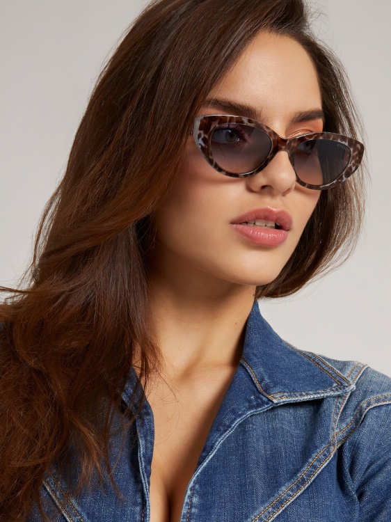 сини овални слънчеви очила модел Guess