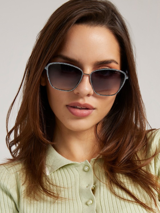 квадратни слънчеви очила модел сиво Guess