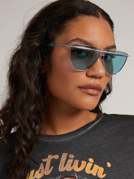 10v овални слънчеви очила модел Guess