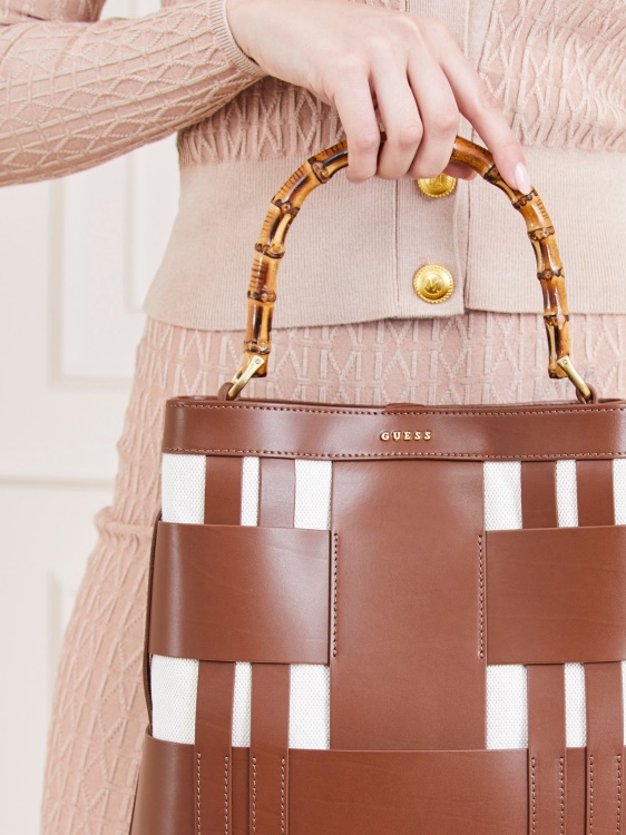 кафява чанта за скитник от истинска кожа Guess Aida