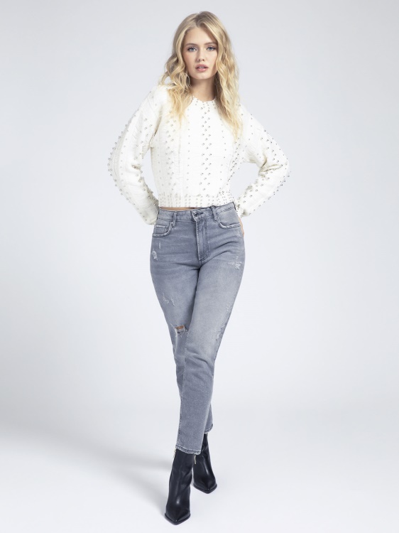 бял джемпер с апликация на бижута