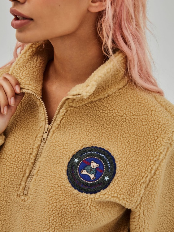 бежов суичър с предно лого на Guess