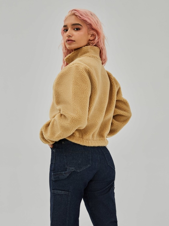 бежов суичър с предно лого на Guess