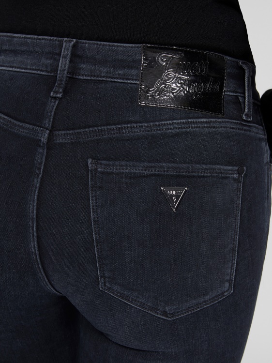 черен дънков панталон с тесни кройки с щампа Guess