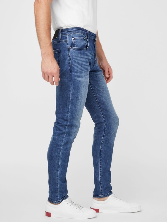 средно изпирани модерни тесни дънки Guess Avalon