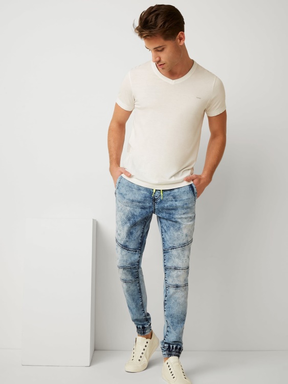 чисто бяла тениска с V-образно деколте Armin Guess