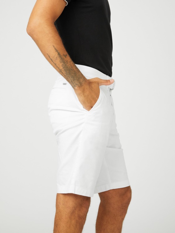 чисти бели къси панталони с плоска предна част