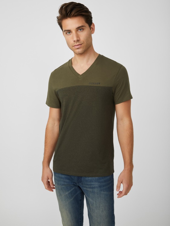 Guess Olive Morning Ganton тениска с V-образно деколте с блокирани цветове