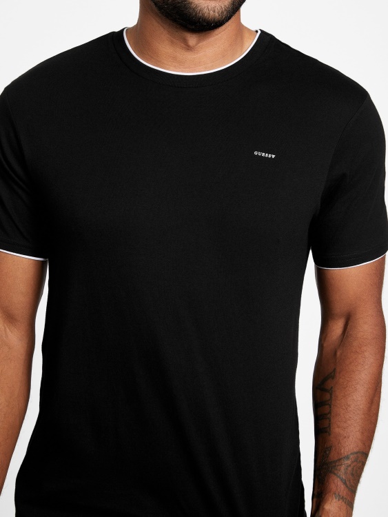 черна тениска на пластове кармин предположение