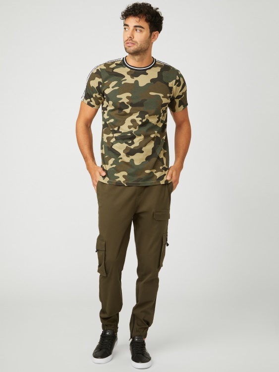 камуфлажна тениска с лого Hyatt Camo Guess