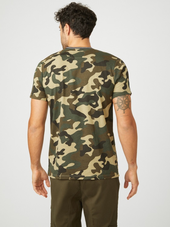 камуфлажна тениска с лого Hyatt Camo Guess