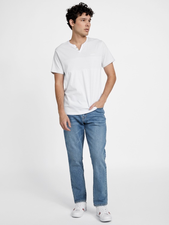 Guess чисто бяла тениска с процепи с цветни блокове