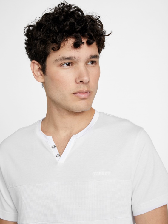 Guess чисто бяла тениска с процепи с цветни блокове