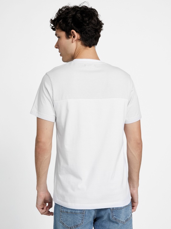 Guess чисто бяла тениска с процепи с цветни блокове