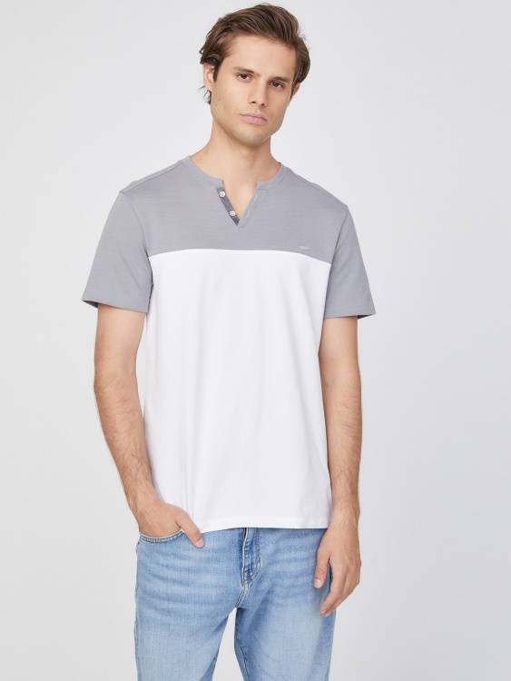 Guess Adrian Color-block тениска с цепка чисто бяла