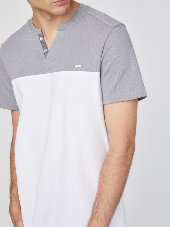 Guess Adrian Color-block тениска с цепка чисто бяла