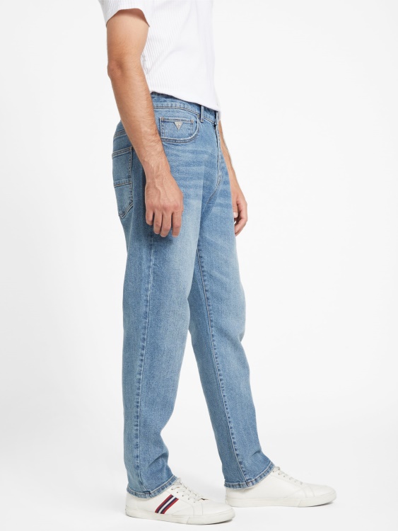 Guess Nicks прави дънки от 90-те средно изпирани