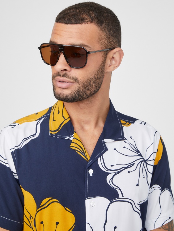 кафяво пластмасово лого авиатори Guess