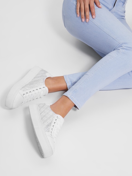 сребърни 040 ниски маратонки с лого от кристали Gelsen Guess
