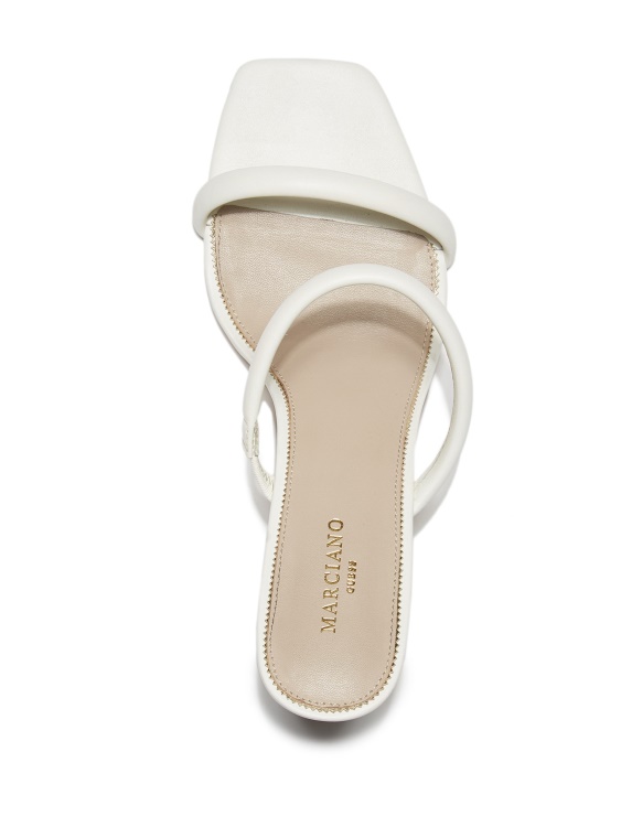 перлен кожен сандал с двойна каишка слонова кост Guess