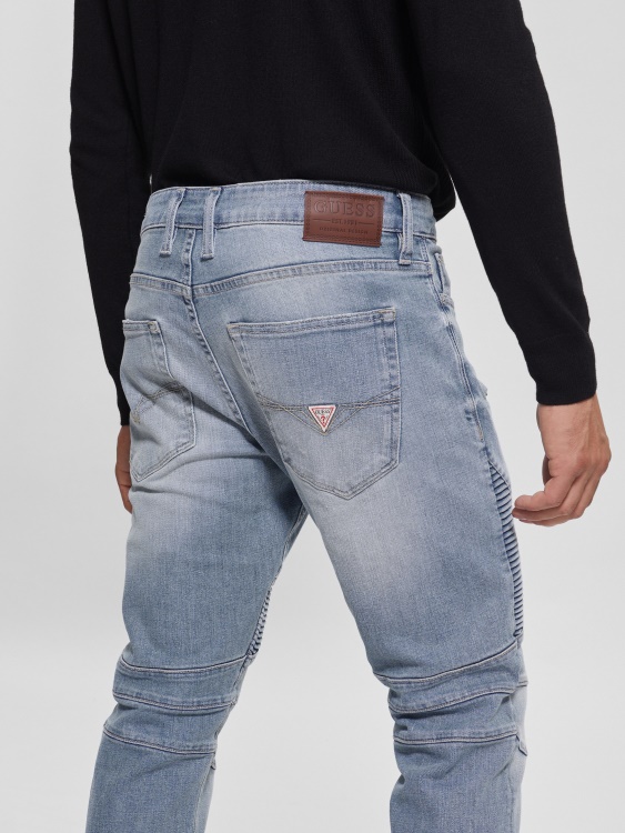 заострени мото дънки с щифтове светло небе предположение