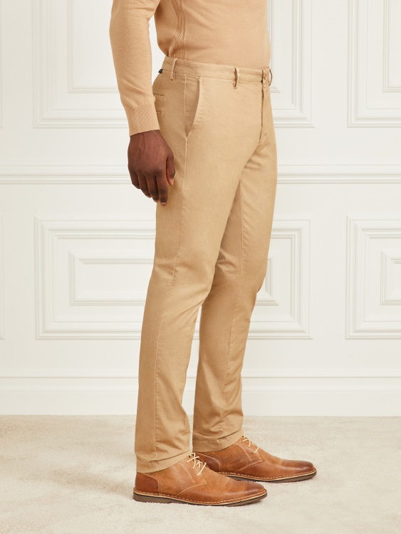 Guess Eco Hugh Easy Chino панталон препечено кафяво