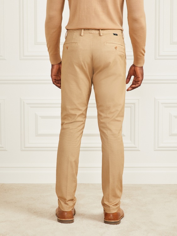 Guess Eco Hugh Easy Chino панталон препечено кафяво